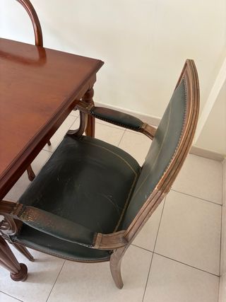 Sillones tapizados verdes y madera