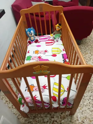 Cuna de madera con colchón