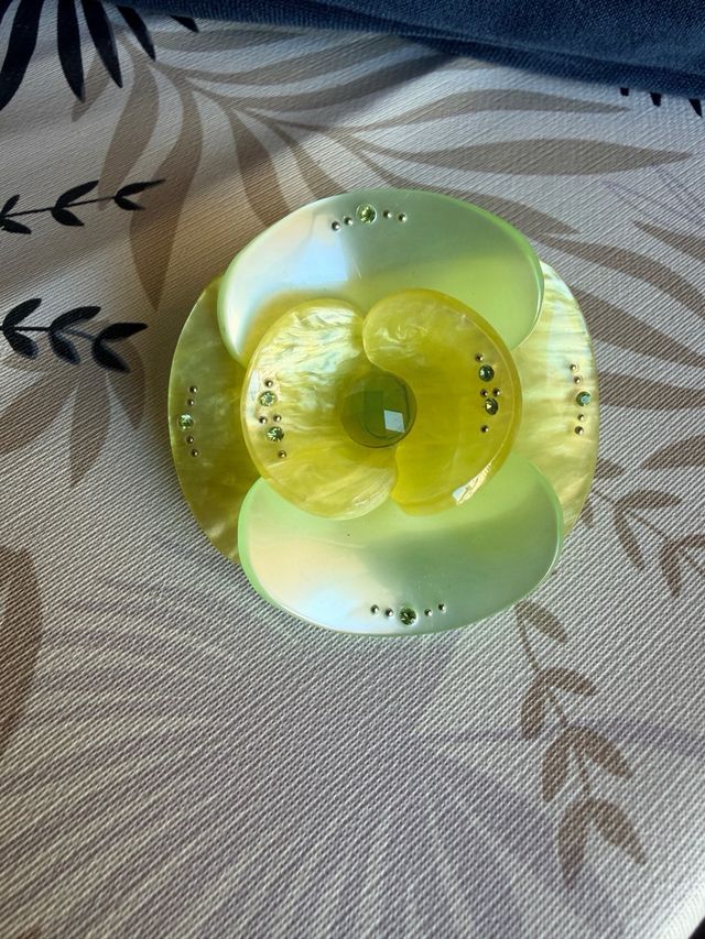 Broches florales naranjas y verdes