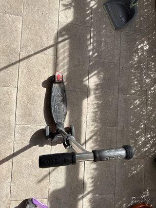 Patinete Micro Max Morado y otro negro.