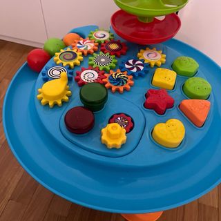 Mesa de actividades para bebé con bolas