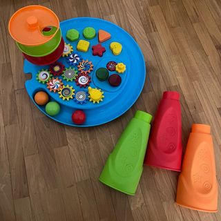 Mesa de actividades para bebé con bolas