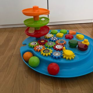 Mesa de actividades para bebé con bolas