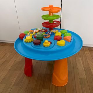 Mesa de actividades para bebé con bolas