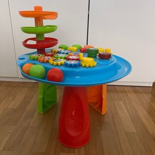 Mesa de actividades para bebé con bolas