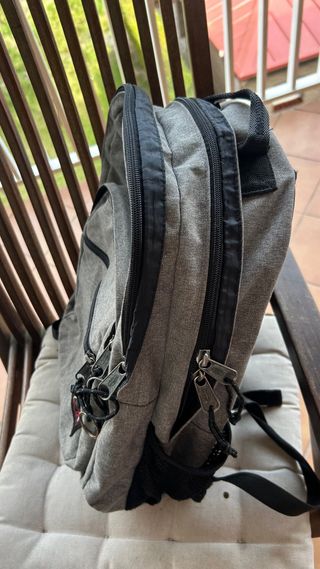 Mochila Eastpak gris 3 cremalleras