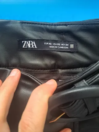 Falda Zara efecto piel negra XS