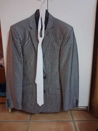 Traje de hombre gris y blanco