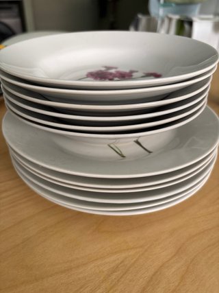 Platos de porcelana con flores moradas