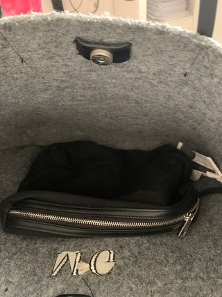 Bolso de fieltro gris con iniciales MG