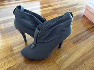Botines grises de tacón en ante. Tapillas extra.