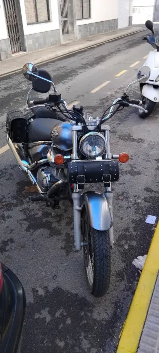 Moto Cruiser Negra y Plateada