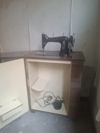 Máquina de coser SIGMA con mueble