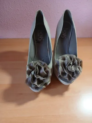 Tacones beige con flor