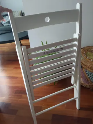 Silla plegable de madera blanca