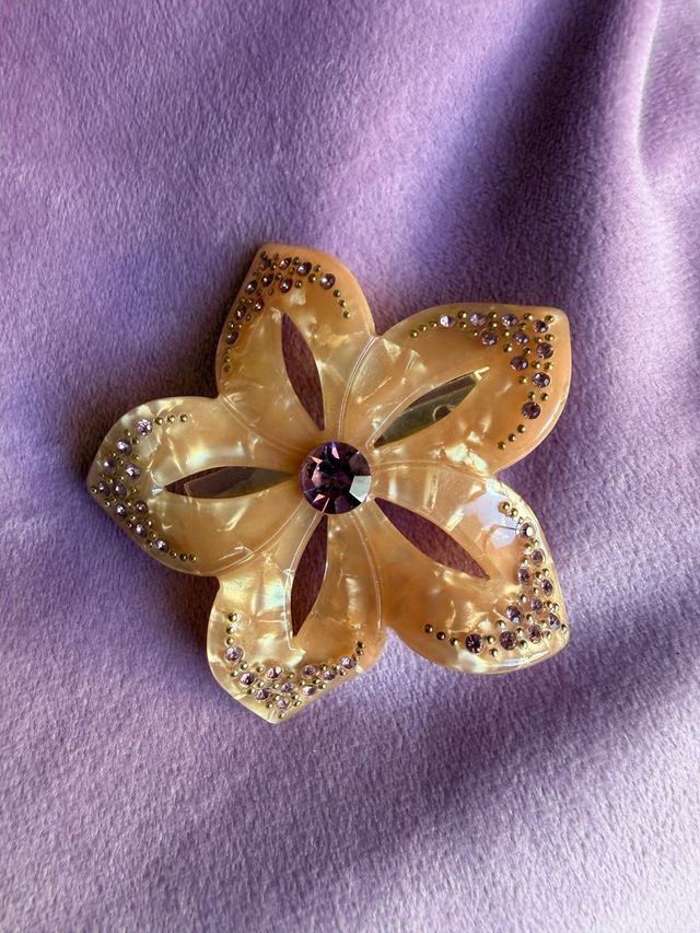 Broches florales con pedrería