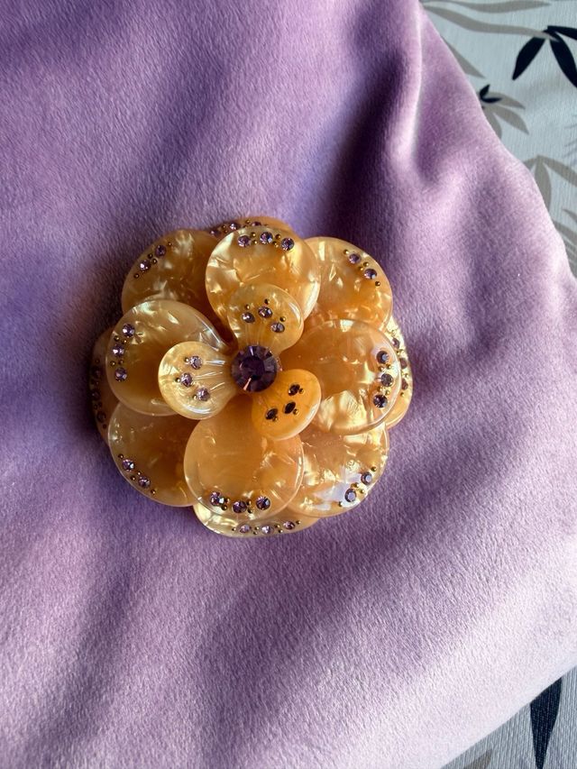 Broches florales con pedrería