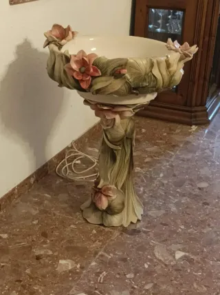 Macetero pedestal Art Nouveau floral