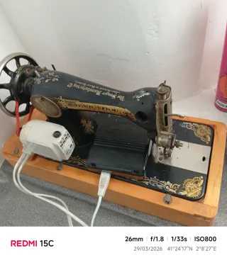 Máquina de coser Singer con pie eléctrico