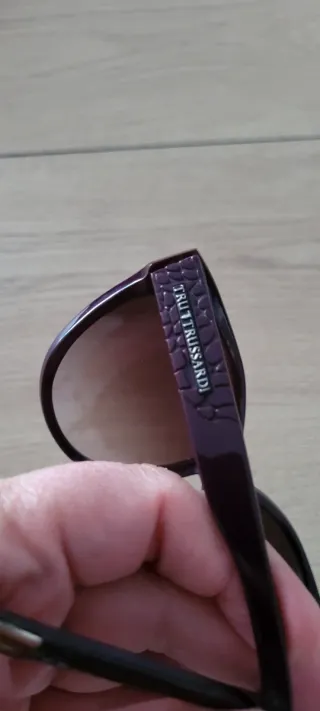Gafas de sol Trussardi granates.