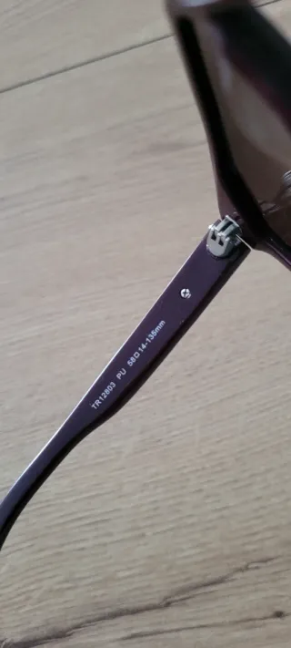 Gafas de sol Trussardi granates.