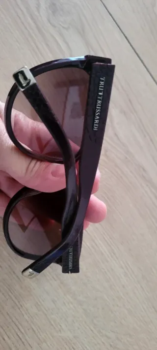 Gafas de sol Trussardi granates.