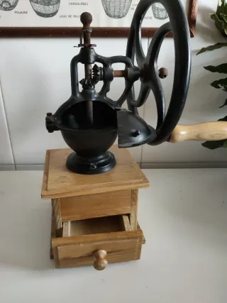 Molinillo de café antiguo macizo