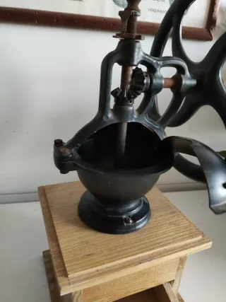 Molinillo de café antiguo macizo