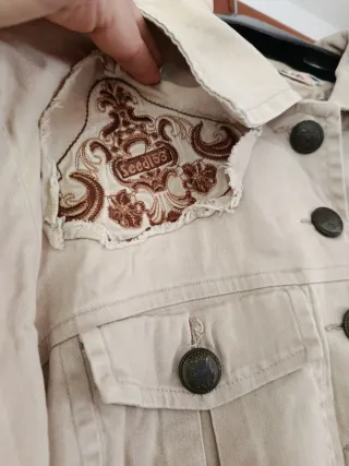 Chaqueta vaquera beige con botones