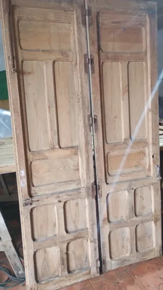 Se recogen y retiran puertas madera  antiguas viej