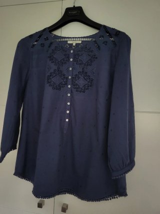 Blusa Amitie Talla 42 Azul. Da poca talla  es 42