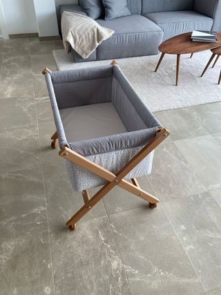 Cuna de bebé con ruedas