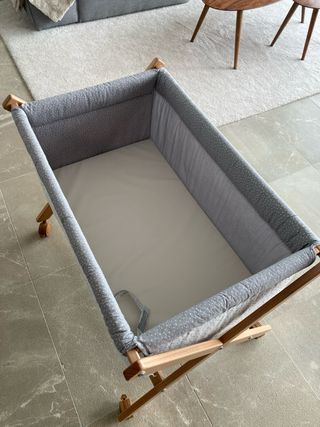 Cuna de bebé con ruedas