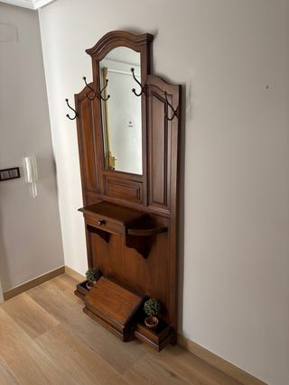 Mueble de entrada de madera con espejo