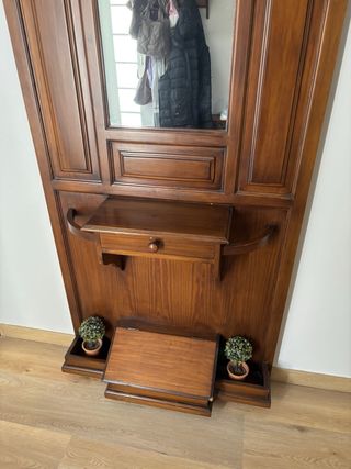 Mueble de entrada de madera con espejo