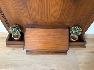 Mueble de entrada de madera con espejo