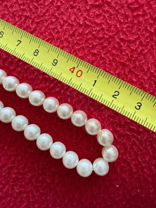 Collar de perlas con cierre dorado