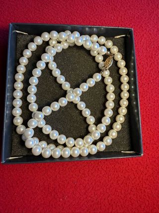 Collar de perlas con cierre dorado