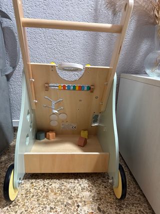 Andador infantil de madera con actividades