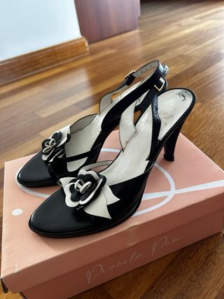 Tacones de verano negros y blancos