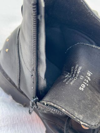 Botas negras con cadena y cordones. Talla 33