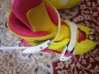 Patines infantiles amarillos con rosa