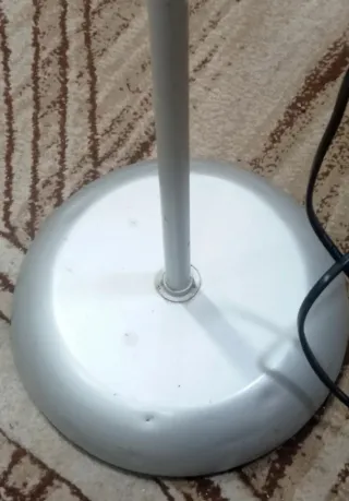 Lampada da terra grigio e bianco