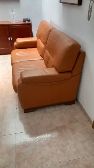 Sofá de piel marrón