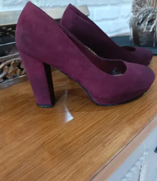 Zapatos de tacón burdeos ante