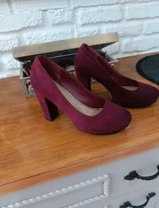 Zapatos de tacón burdeos ante