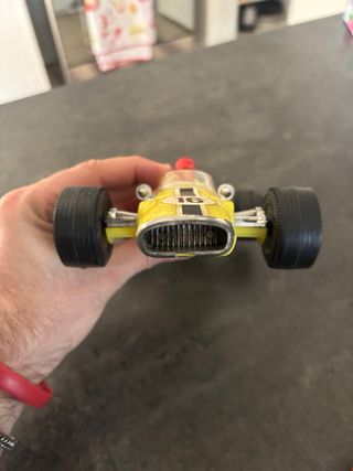 Macchina da corsa F1 giocattolo gialla