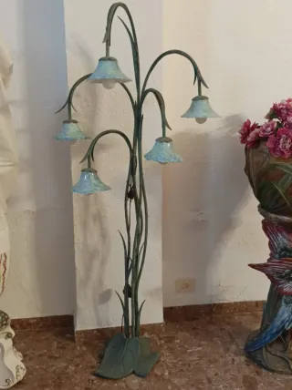 Lámpara de pie forja floral