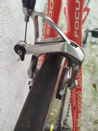 Bicicleta de carretera Focus roja talla 56