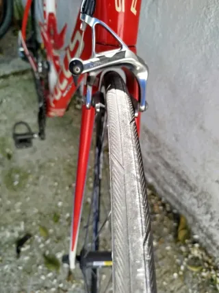 Bicicleta de carretera Focus roja talla 56